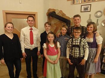 Bogentrainerin Tamara Metz (links) und Jugendleiterin Jasmin Wufka (rechts) stellten ihre "Jugendhoheiten" vor. Von links Bruder Tuck Fabian Bayer, Jugend-Robin-Hood Christoph Metz, Little John Emma Karollus, 2. Ritter Louis Hunder, Jugendkönig Marco Schlereth, und 1. Ritter Felix Wimmel.  Foto: Wolfgang Wimmel