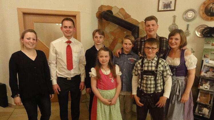 Bogentrainerin Tamara Metz (links) und Jugendleiterin Jasmin Wufka (rechts) stellten ihre "Jugendhoheiten" vor. Von links Bruder Tuck Fabian Bayer, Jugend-Robin-Hood Christoph Metz, Little John Emma Karollus, 2. Ritter Louis Hunder, Jugendkönig Marco Schlereth, und 1. Ritter Felix Wimmel.  Foto: Wolfgang Wimmel