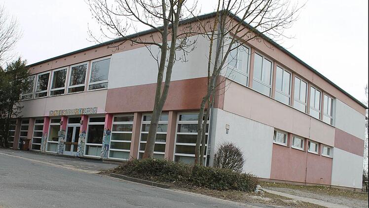 Das alte Schulhaus in Zentbechhofen gehört der Stadt Höchstadt und steht leer.  Foto: Martin Kreklau