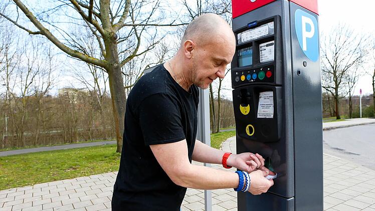 Oliver Haisler zieht gerade sein Parkticket für eine Nacht.Foto: Matthias Hoch