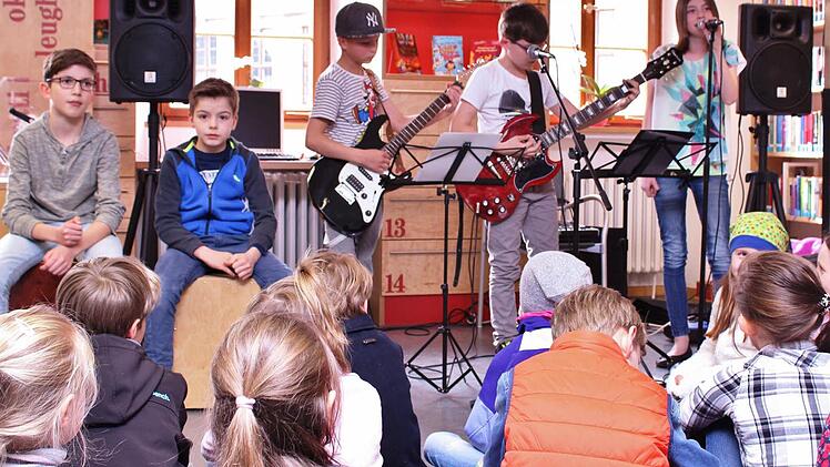 Die Nachwuchsband aus der Hennebergschule begleitete die Preisverleihung und trug einige Lieder vor. Fotos: Werner Vogel
