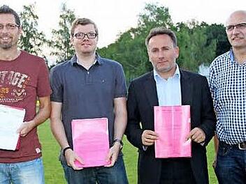 Kreisspielleiter Gottfried Bindrim (rechts) &uuml;berreichte jeweils 500-Euro-Schecks der Egidius-Braun-Stiftung an (von&nbsp;links) Holger Gundermann (FC Knetzgau), Matthias Sch&auml;rf (FC Gerolzhofen) und Duvan Orhan (T&uuml;rkg&uuml;c&uuml; Schweinfurt). Foto: privat