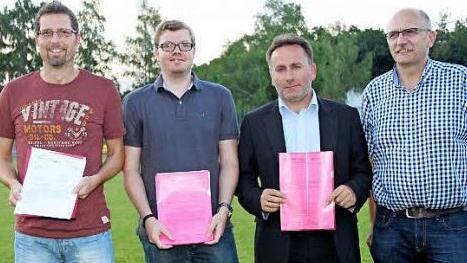 Kreisspielleiter Gottfried Bindrim (rechts) &uuml;berreichte jeweils 500-Euro-Schecks der Egidius-Braun-Stiftung an (von&nbsp;links) Holger Gundermann (FC Knetzgau), Matthias Sch&auml;rf (FC Gerolzhofen) und Duvan Orhan (T&uuml;rkg&uuml;c&uuml; Schweinfurt). Foto: privat