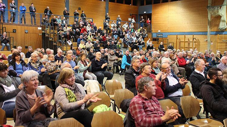 Die Bürgerversammlung in Höchstadt war so gut besucht wie schon lange nicht mehr. Fotos: Andreas Dorsch
