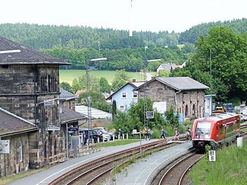 Innenminister Herrmann und Bundestagsabgeordnete Zeulner setzen sich dafür ein, dass der Marktschorgaster Bahnhof nach dem Umbau nicht schlechter zugänglich ist als vorher. Foto: Werner Reißaus