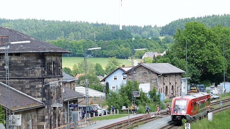 Innenminister Herrmann und Bundestagsabgeordnete Zeulner setzen sich dafür ein, dass der Marktschorgaster Bahnhof nach dem Umbau nicht schlechter zugänglich ist als vorher. Foto: Werner Reißaus
