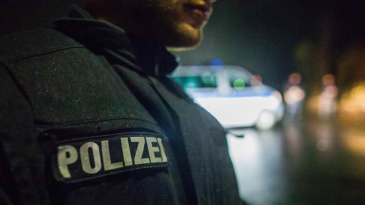 Auf der A8 in Richtung München kracht ein Auto durch die Mittelleitplanke und überschlägt sich. In vorbeifahrenden Autos wurden die Smartphones gezückt.  Symbolbild: Philipp von Ditfurth/dpa