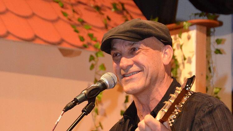Manni Katzenberger ist mit seiner Mütze, die zu jedem seiner Auftritte dazugehört wie die Gitarre, längst kein Unbekannter mehr im Raum Kissingen. Peter Rauch