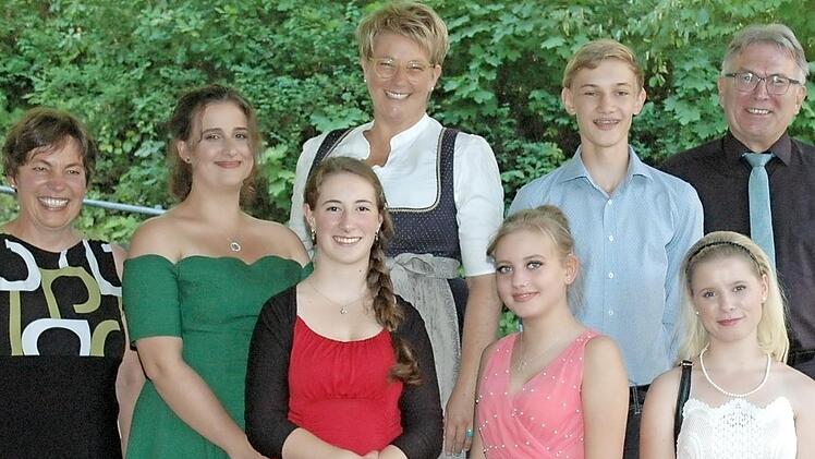 Als Beste bestanden diese vier Absolventen den Mittleren Bildungsabschluss an der Mittelschule Heiligkreuz (von links:) Renate Bundschuh, Schulsprecherin Charleen Rechenberg, Klassenbeste Annalena Tiroch, kommissarische Rektorin Martina Benzel-Weyh, Dana Bachmann, Jakob Gruber, Vivien Klez und Schulamtsdirektor Uwe Dörfer.  Foto: em