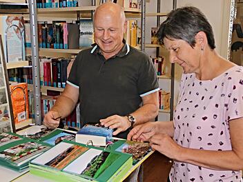 Bernd Weiskopf und Gabi Rüb aus Steinfeld bei Lohr interessieren sich im KOMM für Sehenswürdigkeiten in den Haßbergen und waren überrascht, was die kleine Bibliothek alles bietet. Foto: Helmut Will