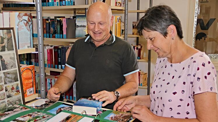 Bernd Weiskopf und Gabi Rüb aus Steinfeld bei Lohr interessieren sich im KOMM für Sehenswürdigkeiten in den Haßbergen und waren überrascht, was die kleine Bibliothek alles bietet. Foto: Helmut Will