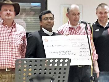 Bei der Spendenübergabe (von links) Peter Grüdl, Pfarrer Cyriak Chittukalam, Kirchenpfleger Manfred Fehn und VVB-Vorsitzener Alexander Fehn  Foto: Karl-Heinz Hofmann