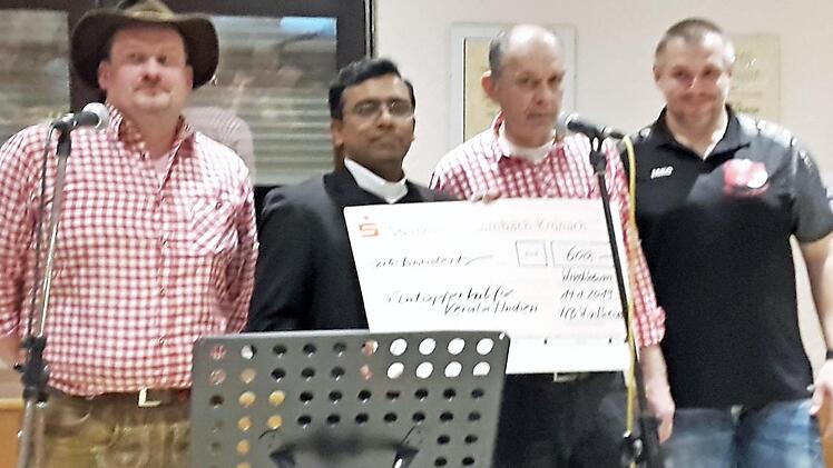 Bei der Spendenübergabe (von links) Peter Grüdl, Pfarrer Cyriak Chittukalam, Kirchenpfleger Manfred Fehn und VVB-Vorsitzener Alexander Fehn  Foto: Karl-Heinz Hofmann