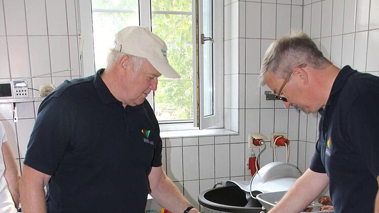 Helmuth Bodenstein und Ernst Nickel füttern den kleinen Fleischwolf. Aus dem Mett soll die Silvanerbratwurst gemacht werden. Diana Fuchs