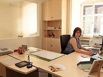 Im Einwohnermeldeamt der VG Ebelsbach arbeitet Sandra Holzschuh. Dieser Bereich der Verwaltung hat den meisten Publikumsverkehr. Das Büro wurde neu eingerichtet, wie es der Haushalt vorsieht.  Foto: gg