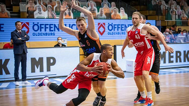 Bambergs Topscorer Devon Hall (am Ball) stand in Vechta über 37 Minuten auf dem Feld. In Ulm waren es am Mittwoch über 33 Minuten. Foto: Christian Becker