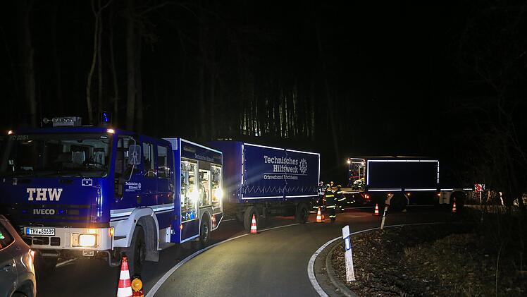 Segelflugzeug stürzt ab und bleibt in Baumkronen hängen