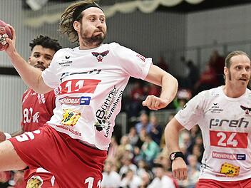 Sebastian Kirchner (am Ball) blieb bei seinem Handball-Comeback gegen den TV Kirchzell noch ohne Torerfolg.