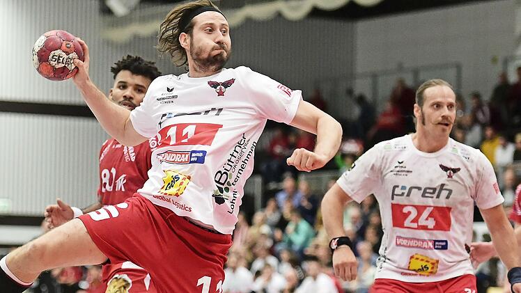 Sebastian Kirchner (am Ball) blieb bei seinem Handball-Comeback gegen den TV Kirchzell noch ohne Torerfolg.