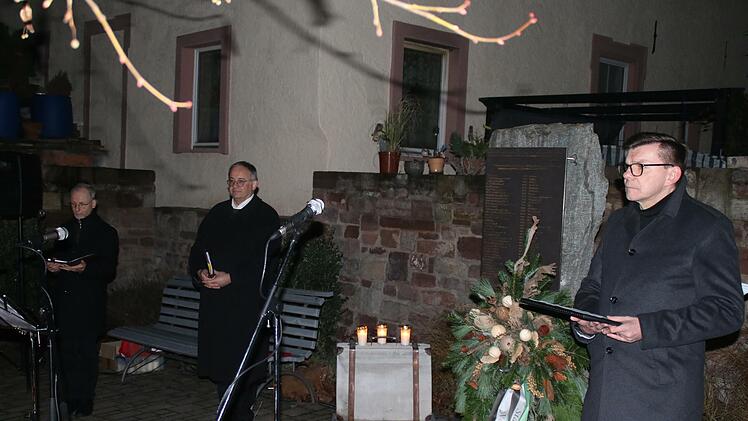 Bürgermeister Armin Warmuth erinnerte daran, dass die Gräueltaten gegen die Juden eben nicht einfach irgendwo anders, sondern auch hier unmittelbar bei uns  geschehen seien. Links daneben Stadtpfarrer Robert Augustin sowie Pastoralreferent Markus Waite.