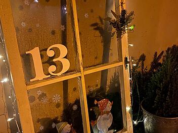 Coronakonform, ohne große Menschenansammlungen,  hatte der Kothener Adventskalender im Jahr 2021 stattgefunden. Nach der positiven Resonanz soll der Adventskalender 2022 fortgeführt werden. Foto: Petra Heurich
