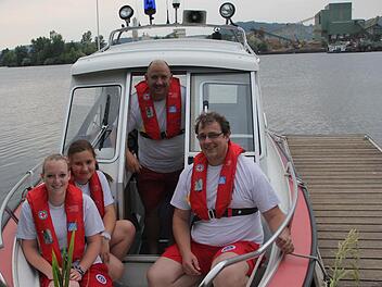 Retter in der Not: Sara Klopf, Vanessa Lang, Thomas Lauer und Johannes Rennert (von links) von der Wasserwacht Sand/Zeil im Rettungsboot am Sander Baggersee.