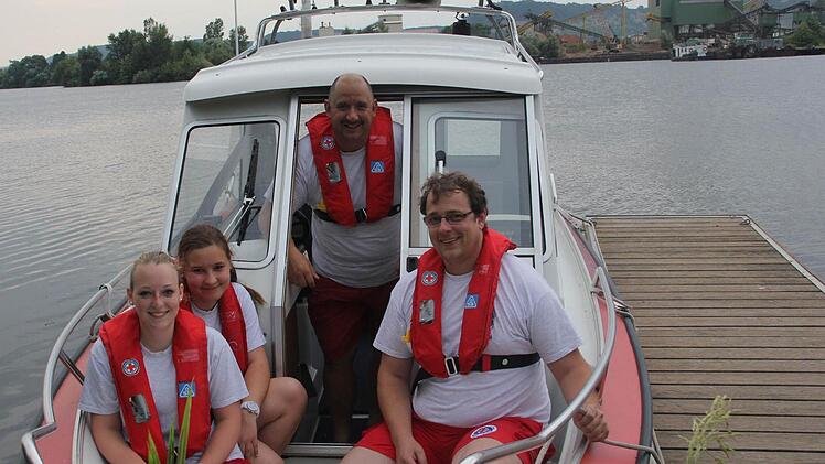 Retter in der Not: Sara Klopf, Vanessa Lang, Thomas Lauer und Johannes Rennert (von links) von der Wasserwacht Sand/Zeil im Rettungsboot am Sander Baggersee.