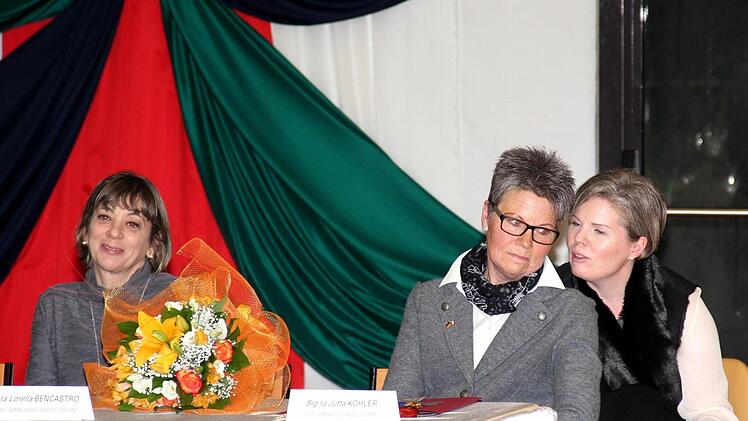 Kerstin Blum hält Jutta Köhler beim Festakt als Dolmetscherin auf dem Laufenden.