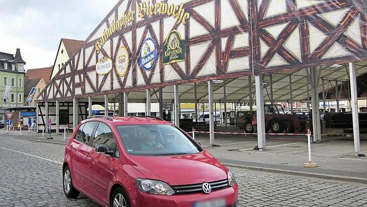 Die Außenhülle des Kulmbacher Bierstadels steht schon fast - am Samstag, 26. Juli, beginnt das Bierfest. Foto: Stephan Tiroch