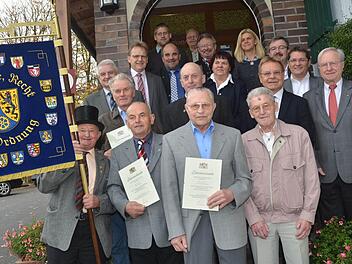 Ehrungen gab es bei der Feldgeschworenenvereinigung im Landkreis Kronach. Mit im Bild die Bürgermeister der Kommunen aus denen die Geehrten kommen, sowie Ehrengäste. Foto: Karl-Heinz Hofmann