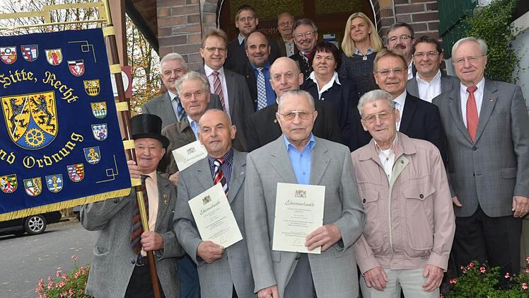 Ehrungen gab es bei der Feldgeschworenenvereinigung im Landkreis Kronach. Mit im Bild die Bürgermeister der Kommunen aus denen die Geehrten kommen, sowie Ehrengäste. Foto: Karl-Heinz Hofmann