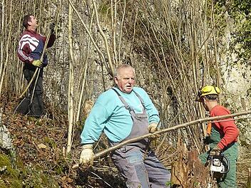 Die Arbeiter haben am Hang derzeit alle Hände voll zu tun.  Foto: Pöhlmann