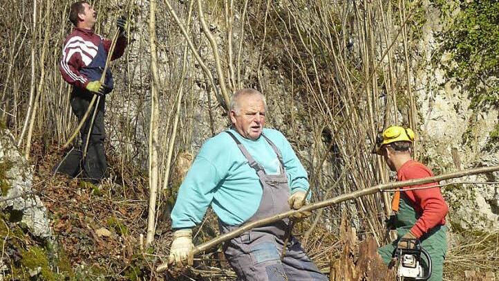 Die Arbeiter haben am Hang derzeit alle Hände voll zu tun.  Foto: Pöhlmann