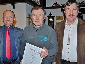 Drei Landwirte bekamen von Lothar Ehehalt (rechts), Vorsitzender des Milcherzeugerringes Unterfranken, und Landwirtschaftsoberrat Wolfgang Holzinger (links), Leiter Fachzentrum Rinderzucht im Amt für Ernährung, Landwirtschaft und Forsten, eine Urkunde für das beste Durchschnittsergebnis bei der Milcherzeugung. Foto: Sigismund von Dobschütz
