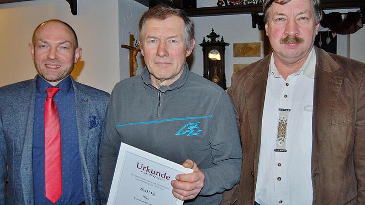 Drei Landwirte bekamen von Lothar Ehehalt (rechts), Vorsitzender des Milcherzeugerringes Unterfranken, und Landwirtschaftsoberrat Wolfgang Holzinger (links), Leiter Fachzentrum Rinderzucht im Amt für Ernährung, Landwirtschaft und Forsten, eine Urkunde für das beste Durchschnittsergebnis bei der Milcherzeugung. Foto: Sigismund von Dobschütz