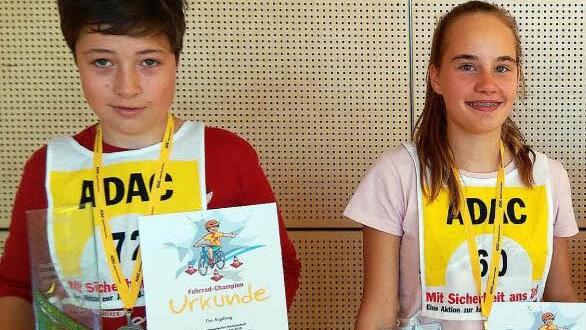 Tim Augsburg (von links) und Marie Muth blieben als einzige Hammelburger Starter fehlerfrei. Foto: Karlheinz Franz