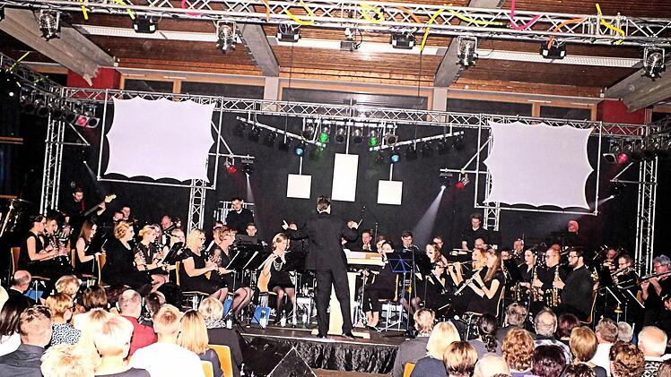 Einmal mehr setzte das 60-köpfige Blasorchester Sand unter Leitung seines Dirigenten Thomas Nees mit dem diesjährigen "House of Music" Akzente der Blasmusik. Foto: Alfons Beuerlein