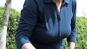 Katharina Frank hilft ihrem Mann viel im Garten, kümmert sich aber vor allem um die Zubereitung und Verarbeitung des vielen Obstes und des Gemüses. Foto: Barbara Herbst