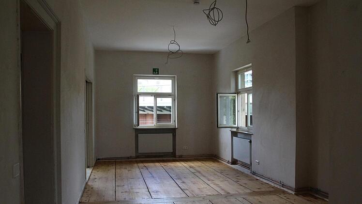 Die alten Bodendielen wurden freigelegt. Die Elektroinstallation ist nagelneu und auf die künftigen Nutzer ausgelegt. Foto: Saskia Nauer