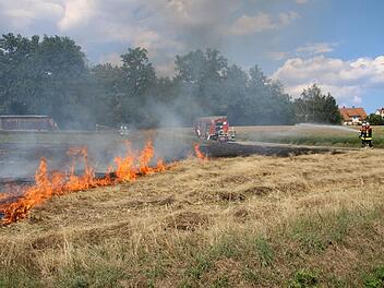 Ein Stein schlägt gegen eine Erntemaschine - der kleine Funke genügt, um ein Feld in Brand zu setzen. So geschehen am Montag in Kulmbach-Burghaig. Foto: Archiv/Jürgen Gärtner