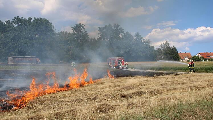 Ein Stein schlägt gegen eine Erntemaschine - der kleine Funke genügt, um ein Feld in Brand zu setzen. So geschehen am Montag in Kulmbach-Burghaig. Foto: Archiv/Jürgen Gärtner