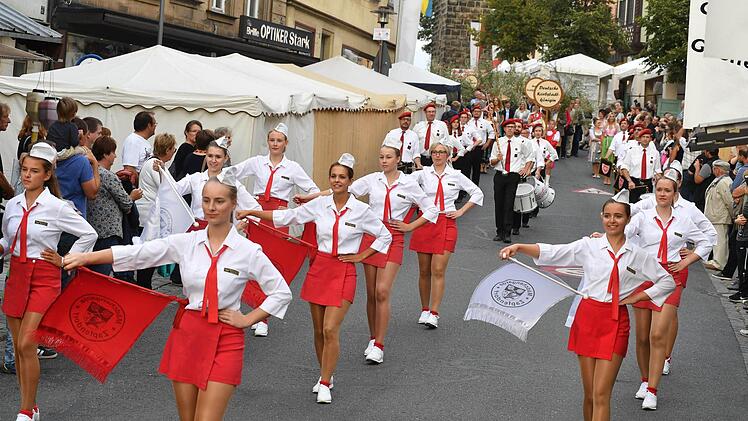 Kein Korbmarkt-Auftakt ohne die Zapfendorfer Mädchengarde