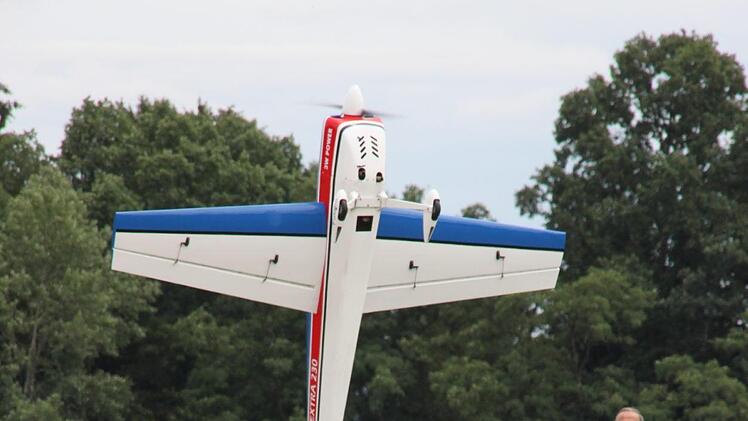 Am 30. Juni steigt wieder auf  dem Modellflugplatz in Kaltenreuth der Schauflugtag der Segelfluggruppe  "Kordigast" Burgkunstadt. Georg Hopf aus Lauf bei Nürnberg hatte vor einem  Jahr sein Propellerflugzeug Extra 230 senkrecht in der Luft stehen lassen.Stephan Stöckel.