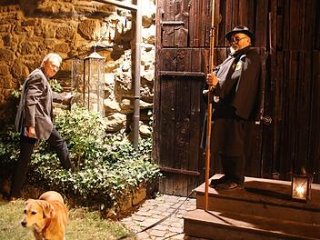 Die Freiluftsaison der Bad Rodacher Nachtwächter ging am Donnerstagabend zu Ende. Traditionell bläst der Bürgermeister symbolisch das Licht der großen Laterne aus. Dies war vor zum diesjährigen Finale dem Zweiten Bürgermeister Ernst-Wilhelm Geiling (links) vorbehalten; rechts im Bild der dienstälteste Nachtwächter Karl-Heinz Engelhardt. Foto: Knauth