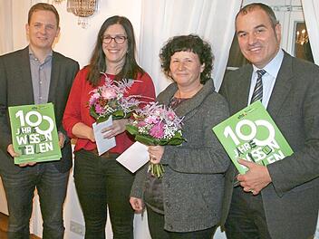 Einen F&uuml;hrungswechsel gab es in der Au&szlig;enstelle Bad Rodach der Volkshochschule Coburg Stadt und Land. Aus beruflichen Gr&uuml;nden musste die bisherige Leiterin Tanja Brehm (Zweite von rechts) ihr Amt abgeben. Als Nachfolgerin wurde dem Stadtrat Juliane M&uuml;ller (Zweite von links) vorgestellt, die bereits die VHS-Au&szlig;enstelle in Meeder betreut. B&uuml;rgermeister Tobias Ehrlicher (links) und VHS-Gesch&auml;ftsf&uuml;hrer Rainer Maier (rechts) dankten der scheidenden Leiterin und w&uuml;nschten Juliane M&uuml;ller alles Gute ...