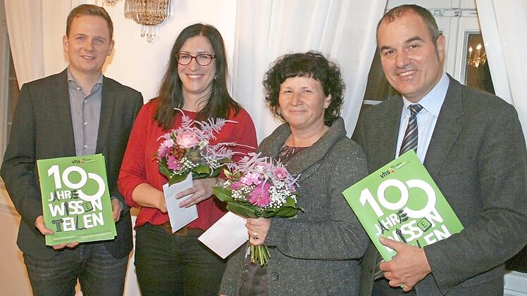 Einen Führungswechsel gab es in der Außenstelle Bad Rodach der Volkshochschule Coburg Stadt und Land. Aus beruflichen Gründen musste die bisherige Leiterin Tanja Brehm (Zweite von rechts) ihr Amt abgeben. Als Nachfolgerin wurde dem Stadtrat Juliane Müller (Zweite von links) vorgestellt, die bereits die VHS-Außenstelle in Meeder betreut. Bürgermeister Tobias Ehrlicher (links) und VHS-Geschäftsführer Rainer Maier (rechts) dankten der scheidenden Leiterin und wünschten Juliane Müller alles Gute ...