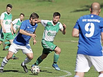 Philipp Vierheilig vom FC Westheim wird vom Riedenberger Matchwinner Kilian Markart verfolgt.