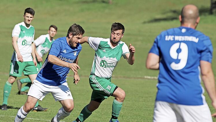 Philipp Vierheilig vom FC Westheim wird vom Riedenberger Matchwinner Kilian Markart verfolgt.