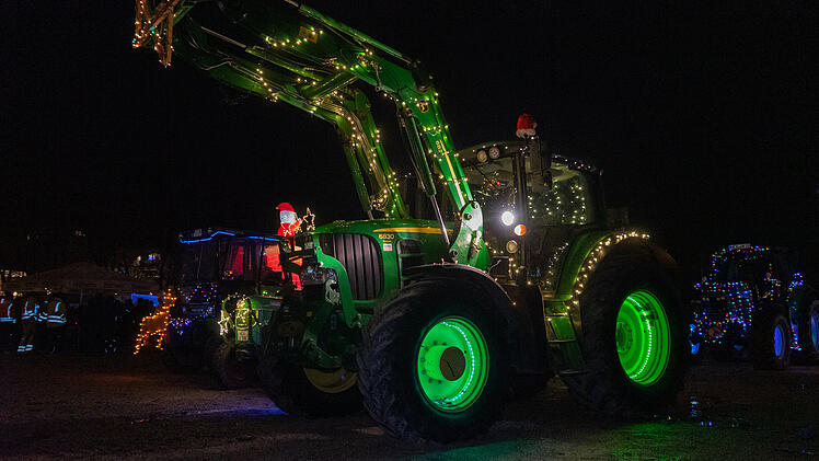 Weihnachtlich geschmückte Traktoren: "Ein Funken Hoffnung für alle" Lichterfahrt