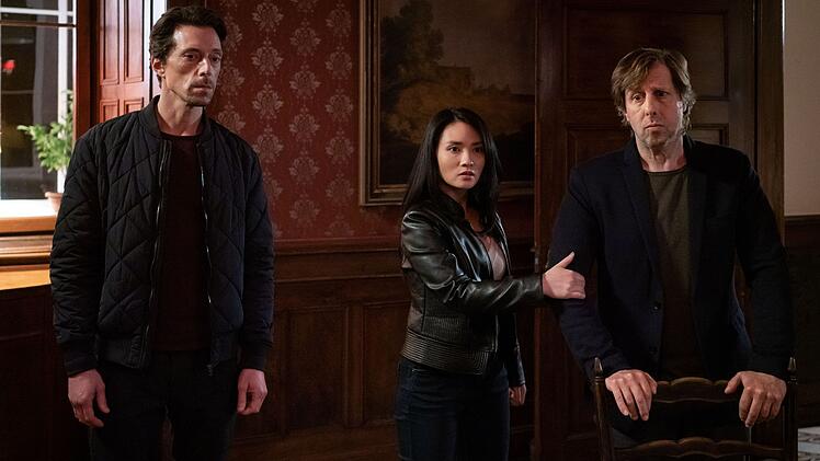 Thuong Nhi (Mai Duong Kieu) und Ekki (Oliver Korittke, rechts) haben es mit dem Schwerverbrecher Sven Degen (Michael Pink) zu tun.